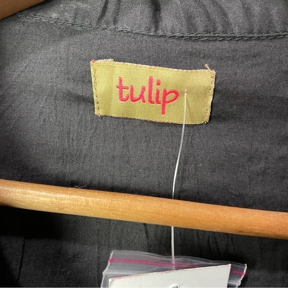 [Tulip] Women's Black Minimalist Cotton Pearl Button Down Shark Bite Hem Top - Picture 4 of 8